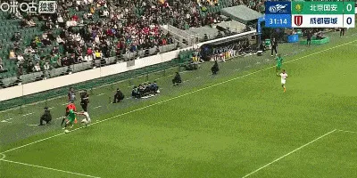 开云官网-胡荷韬禁区边缘对王刚犯规，裁判出示黄牌警告